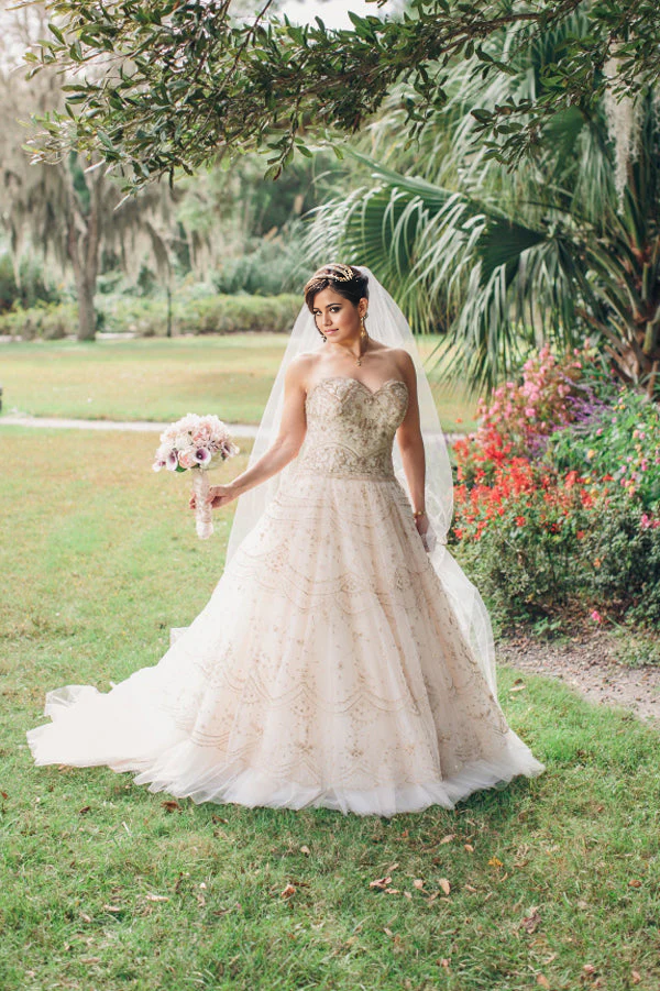 Vestidos de novia con escote corazón, espalda sin tirantes, cola larga y cuentas
